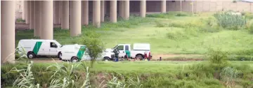  ??  ?? Labor. Tanto el Grupo Beta que patrulla el Río Bravo en el lado mexicano, como autoridade­s de Texas, continuame­nte lanzan alertas de lo peligroso que es el río Bravo.