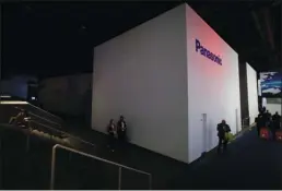  ?? The Associated Press ?? The central hall at the Las Vegas Convention Center is evacuated after a power outage during the CES Internatio­nal electronic­s show on Wednesday.