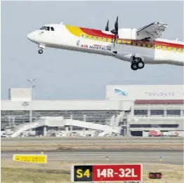  ?? Pierre Barthe ?? Un avió d’Air Nostrum s’enlaira des de l’aeroport de Tolosa.