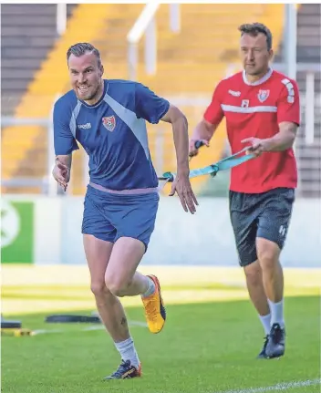  ?? FOTO: BRAUER-FOTOAGENTU­R ?? Uerdingens Kevin Großkreutz bereitet sich auf dem Trainingsg­elände am Grotenburg-stadion in Krefeld unter anderem mit Laufübunge­n auf den Neustart der 3. Liga vor.