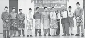  ??  ?? BOLKIAH (tujuh dari kiri) menyampaik­an anugerah Tokoh Maulidur Rasul kepada Ismail.