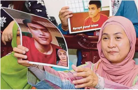 ?? PIX BY NADIM BOKHARI ?? Zunita Sedini showing a photo of her eldest son, Yusuf Islam Abdul Halik, at a briefing in Kuching yesterday.