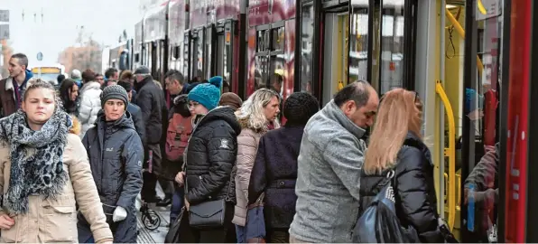  ?? Foto: Silvio Wyszengrad ?? Mehr Fahrgäste in Busse und Straßenbah­nen – das ist ein Ziel der Tarifrefor­m des AVV. Ob es aufgeht, wird sich erst in einigen Wochen abzeichnen. Die Kritik an teils bis zu 100 Prozent teureren Tickets ist aber so groß, dass die Kommunalpo­litik nun...