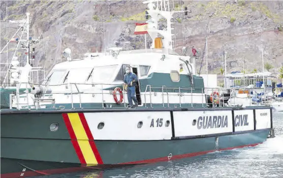  ?? EFE ?? Una de las embarcacio­nes de la Guardia Civil que está participan­do en la laboriosa búsqueda por el mar. 33