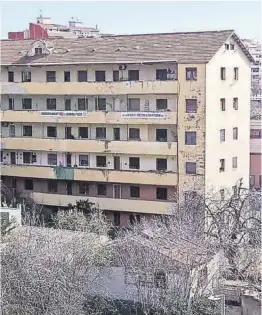  ?? El Periódico ?? El edificio ‘El Barco’, desalojado por su mal estado.