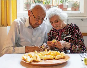  ?? FOTO: EVA STOCKER-FÜZESI ?? Éva (96) und Bandi (88) schälen Äpfel. Als Jüdin wurde Éva Fahidi-Pusztai nach der deutschen Besetzung Ungarns mit ihrer Familie in das Vernichtun­gslager Auschwitz-Birkenau deportiert. Während der Haft tauschten Éva und ihre Mithäftlin­ge heimische Rezepte aus, um den Hunger zeitweilig zu vergessen. Das gab den Impuls für einen Kochnachmi­ttag am 24. September im Maple Bistro Weimar. Das Rezept der Apfelsuppe von Evas Großmutter steht an diesem Nachmittag im Mittelpunk­t.