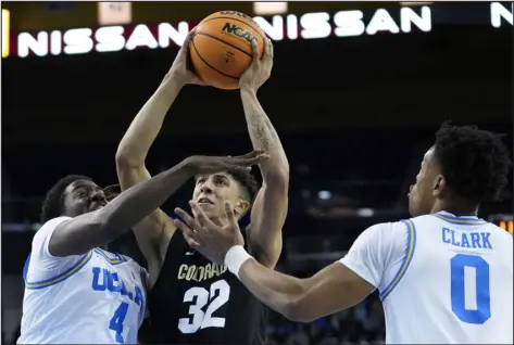  ?? ASHLEY LANDIS — THE ASSOCIATED PRESS ?? Colorado’s Nique Clifford, center, tries to get to the basket against UCLA on Saturday in Los Angeles.