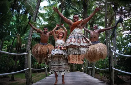  ??  ?? Vestimenta­s y rituales
típicos de las Fiyi