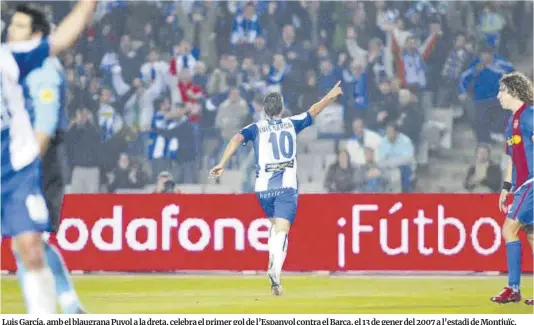  ?? Albert Bertran ?? Luis García, amb el blaugrana Puyol a la dreta, celebra el primer gol de l’Espanyol contra el Barça, el 13 de gener del 2007 a l’estadi de Montjuïc.