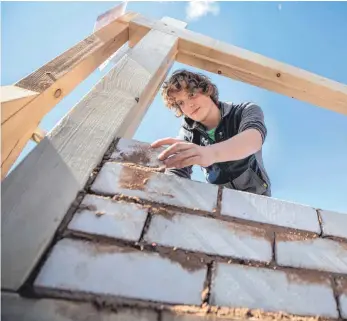  ?? FOTO: ARIFOTO UG ?? Ein auszubilde­nder Maurer bei der Arbeit. Die LBS Südwest hat Bausparern 3,22 Milliarden Euro ausgezahlt und Bausparver­träge in Summe von 9,3 Milliarden Euro vermittelt.