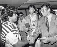  ??  ?? 1987 begrüßt HSV-Manager Felix Magath Maradona am Hamburger Flughafen. Neapel tritt beim HSV zum Freundscha­ftsspiel an.