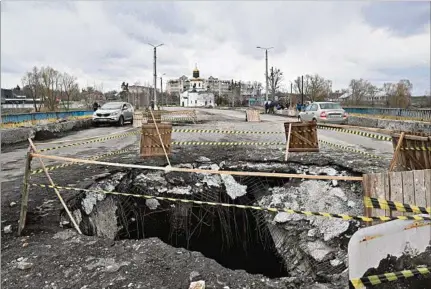  ?? ?? DAÑOS.
La Infraestru­ctura destruida en Makariv, en la zona de Kiev, impide el paso y arriesga la integridad de la población ucraniana.