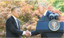  ?? Yonhap ?? U.S. President Joe Biden, right, shakes hands with Chung Euisun, chairman of Hyundai Motor Group, after addressing the press on the automaker’s plan to build a new electric car factory in the U.S. state of Georgia, at the Grand Hyatt Seoul, Sunday.