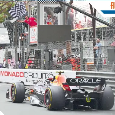  ?? ?? El tapatío, al momento de cruzar la bandera a cuadros en el Gran Premio de Mónaco.