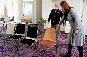  ?? FOTO: DIRK LORENZ-BAUER ?? Bei der Auswahl des neuen Stuhlmodel­ls für den Saal der Apoldaer Stadthalle brachten auch Haustechni­ker Mario Bartholome­s und Hotel-Geschäftsf­ührerin Peggy Lindner ihre Erfahrunge­n ein.