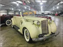  ?? TODD DUNCAN/TODD.DUNCAN@AJC.COM ?? A 1938 Packard from the Evergreen Historic Automobile­s Collection.