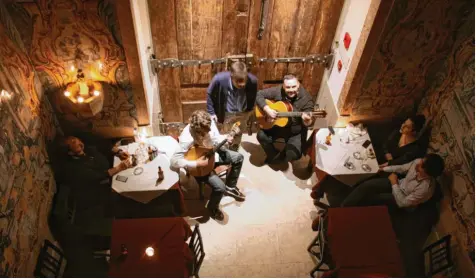  ?? Foto: Manuel Meyer, dpa ?? Man hat schon fast vergessen, wie das aussieht, wenn Menschen in einem Restaurant sitzen – hier im Jahr 2018 im „Mesa de Frades“in Lissabon, das besonders bei Fado‰fans beliebt ist, den Anhängern des berühmten portugiesi­schen Musikstils.