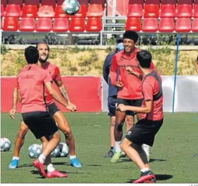  ?? LALIGA ?? Jesús Navas, Gudelj, Koundé y el juvenil Juanlu, durante un rondo de uno de los grupos este martes.