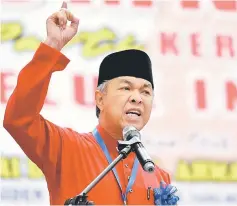  ?? — Bernama photo ?? Ahmad Zahid delivering his speech at the Teluk Intan Umno Division delegates conference.