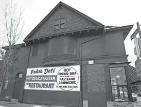  ?? MILWAUKEE JOURNAL SENTINEL FILE PHOTO ?? The delicatess­en at 1634 W. North Ave. has been known as Jake’s since 1955. It now has a new owner, who plans to continue the Jake’s tradition.