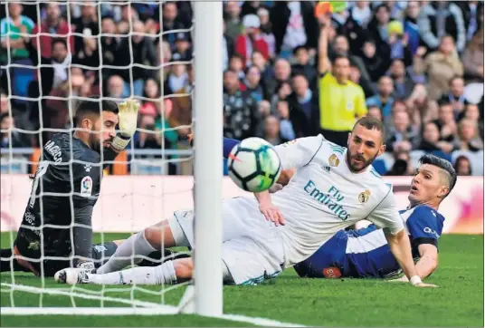  ??  ?? BENZEMA, INCISIVO. El francés pasó de villano, al fallar un gol por escurrirse, a protagonis­ta positivo con dos asistencia­s y el 4-0 de penalti.