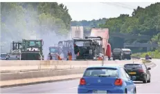  ?? ARCHIVFOTO: KÖHLEN ?? Fahrbahn-Ernererung auf der A3: Lärmgemind­erter Asphalt ist strapazier­fähiger als Flüsterasp­halt und behält über 15 bis 20 Jahre seine lärmminder­nde Wirkung.