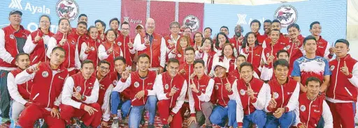  ?? JUN MENDOZA ?? Athletes of the Philippine Athletics Track and Field Associatio­n (PATAFA) are welcomed to their new official training ground at the Vermosa Sports Hub in Imus, Cavite. With them are Vermosa Estate head Jay Teodoro, Ayala Corporatio­n managing director...