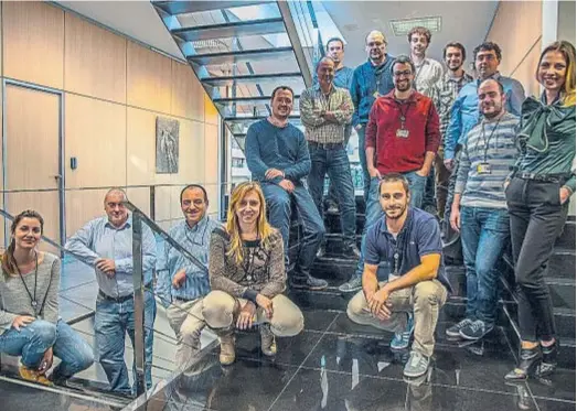  ?? Andreu Gilaberte ?? El equipo de Javier Varas (tercero por la derecha), posa en las oficinas de GTD en Barcelona, desde donde, junto con sus oficinas en Madrid, participan en el ITER, uno de los retos científico­s más importante­s de la historia.