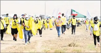  ?? KUNA photos ?? Top and above: Some photos of the start of the campaign (Kuwait is clean) with the participat­ion of five thousand
volunteers.