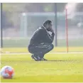  ?? FOTO: SCHEIDEMAN­N ?? Fortuna-Trainer Thioune grübelt vor dem Spiel beim KSC.