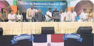  ?? F.E. ?? Julio Martínez Pozo entrega una placa de reconocimi­ento a Ramón Martínez.