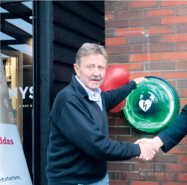  ?? ?? Staffan Lindeborg och Lasse Kronér, båda ambassadör­er för Hjärtuppro­pet, skakade hand efter att hjärtstart­aren officiellt invigts med bandklippn­ing.