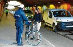  ?? Foto: Silvio Wyszengrad ?? Die Polizei hat zwei Wochen lang immer wieder den Verkehr im Pferseer Tunnel kon‰ trolliert. Auch Fahrradfah­rer standen im Fokus.