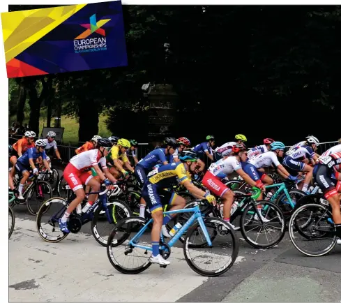  ??  ?? Crowds gather to watch the Women’s Road Race through the West End of the city