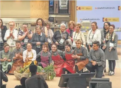  ?? ?? ‘AMAS DA TERRA’
Lucía Freitas homenajeó a las mujeres productora­s que hacen posible su cocina en A Tafona subiendo al Kursaal a algunas de ellas para que recibieran un gran aplauso