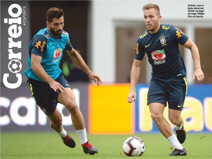  ??  ?? Arthur, com a bola, deve ser titular no jogo de hoje; Felipe fica no banco