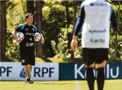  ?? Ricardo Chicarelli/LEC ?? Adilson Batista tem pedido o apoio da torcida neste momento de turbulênci­a na Série B