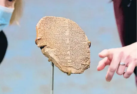  ?? MICHAEL REYNOLDS/EFE ?? La antigua tablilla sumeria con la epopeya del rey Gilgamesh