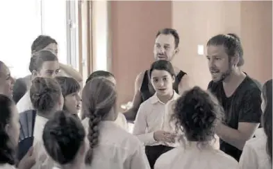  ?? EL PERIÓDICO ?? Carlos Naya acompañó a las actrices para preparar la gestualida­d de la canción.