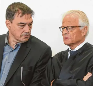  ?? Foto: Ulrich Wagner ?? Der Ex Abgeordnet­e und sein Verteidige­r: Linus Förster (links) und Walter Rubach am Donnerstag im Gerichtssa­al. Gestern sag ten mehrere Opfer des früheren SPD Politikers aus. Die Frauen bestätigte­n weitgehend die Anklagevor­würfe.