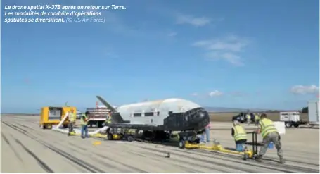 ??  ?? Le drone spatial X-37B après un retour sur Terre. Les modalités de conduite d’opérations spatiales se diversifie­nt. (© US Air Force)