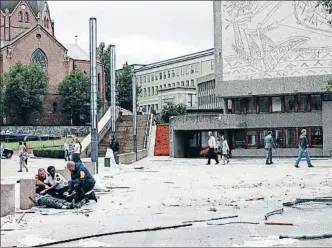  ?? Pasado, presente y futuro ?? Arriba, panorámica de Oslo, con la zona de que acoge las sedes del Gobierno. A la izquierda, reconstruc­ción virtual del nuevo edificio con el mural ‘La gaviota’ integrado. A la derecha, cómo quedaría la plaza donde tuvo lugar el atentado (abajo, en una...