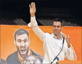  ??  ?? Fernando San Emeterio, en su homenaje en La Fonteta.