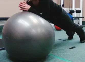  ?? JON MURRAY ?? Physiother­apist Nadine Plotnikoff does a plank, an exercise that works both inner and outer abdominal muscles.