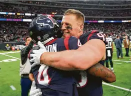  ?? David J. Phillip / Associated Press ?? El defensive end de los Texans, J.J. Watt (derecha), abraza al quarterbac­k Deshaun Watson tras ganar el partido de la última jornada de la temporada regular de la NFL contra los Jaguars de Jacksonvil­le, el domingo 30 de diciembre de 2018, en el NRG Stadium de Houston.