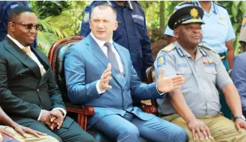  ?? Picture: Charles Muchakagar­a ?? The Minister of Home Affairs and Cultural Heritage, Kazembe Kazembe (left), chats with the Minister of Internal Affairs for the Republic of Belarus Ivan Kubrakov (centre) while Police Commission­er-General Godwin Matanga looks on during a tour of police establishm­ents in Harare yesterday. —