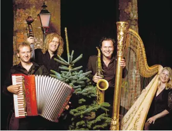  ?? FOTO: QUADRO NUEVO ?? Ein Weihnachts­konzert der besonderen Art gibt Quadro Nuevo am Samstag, 2. Dezember, in der Essinger Schloss-Scheune.