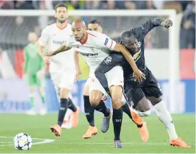  ??  ?? DISPUTA. El jugador del Sevilla Steven N’Zonzi pelea la pelota con Romelu Lukaku, del Mánchester United.