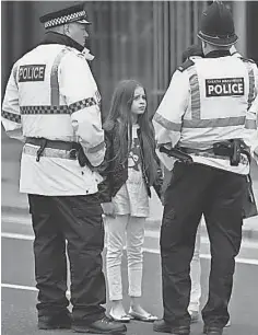  ?? OLI SCARFF, AFP/ GETTY IMAGES ?? Police talk to people affected by the deadly terror attack at Manchester Arena in Manchester, northwest England.