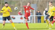  ?? FOTO: FRANK RIEDINGER ?? Philip Wolf will mit dem VfL Mühlheim (rot) auch gegen die SG Deißlingen/ Lauffen weiter unbesiegt bleiben im Jahr 2024.